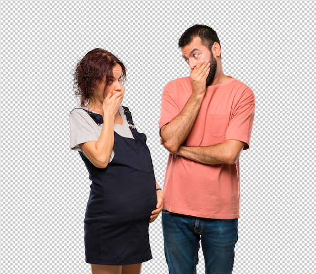 PSD para z kobieta w ciąży obejmujące usta rękami do mówienia coś niewłaściwego