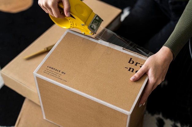 La scatola dei pacchi psd viene imballata per la consegna da un piccolo imprenditore