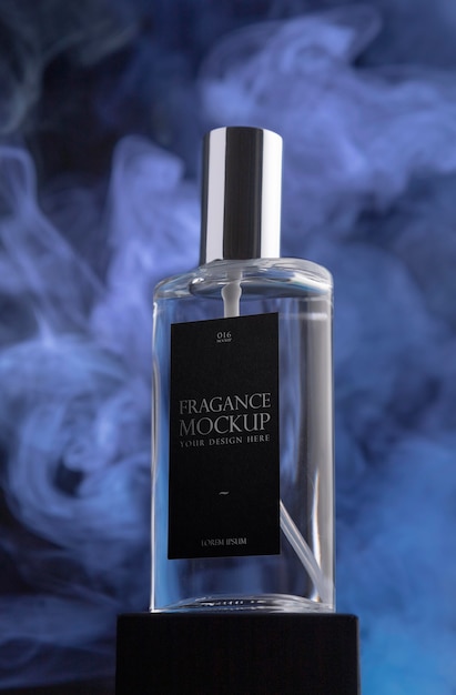 Parfumflesje en paarse rook