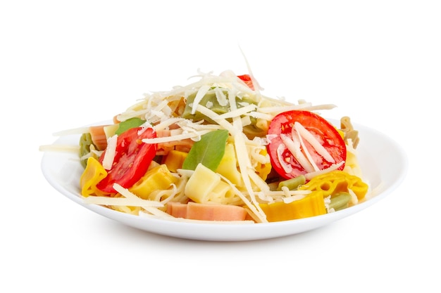 白い背景の皿にトマトとチーズのパスタマカロニ