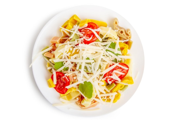 白い背景の皿にトマトとチーズのパスタマカロニ