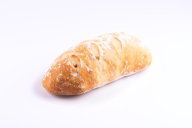 pełnoziarnisty domowy chleb z naturalnej fermentacji izolowany na białym tle