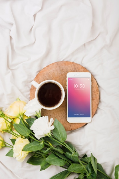 PSD peony bloem mockup met koffie en smartphone