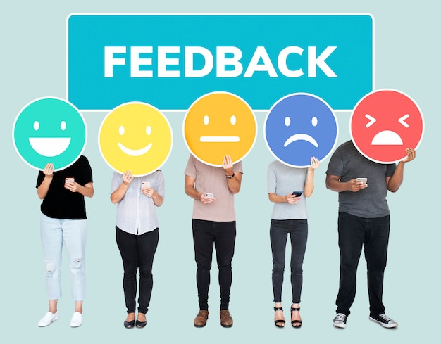 PSD persone che mostrano emoticon di valutazione del feedback dei clienti