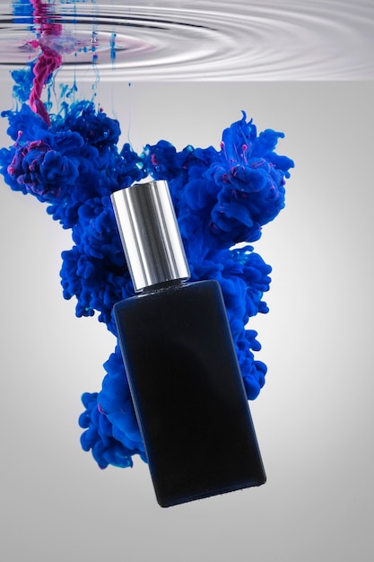 Bottiglia di profumo e mockup di fumo blu vivido