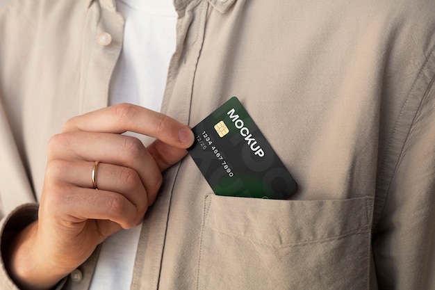 PSD persona in possesso di carta di credito mock-up nella tasca dei vestiti