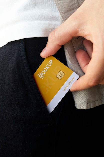 Persona in possesso di carta di credito mock-up nella tasca dei vestiti