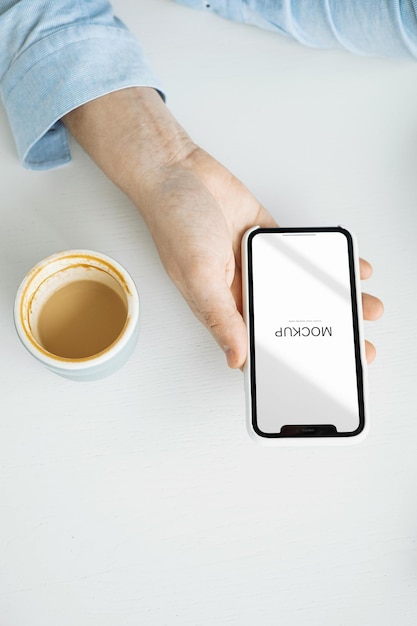 a person is holding a phone with the word quot d quot on it