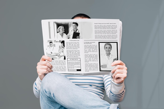 PSD a person reading newspaper mockup psd