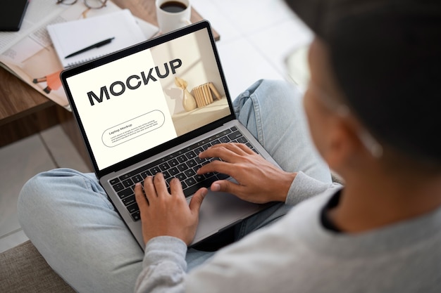 Person som skriver på laptop-tastatur