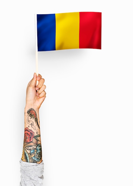 Человек размахивает флагом Румынии