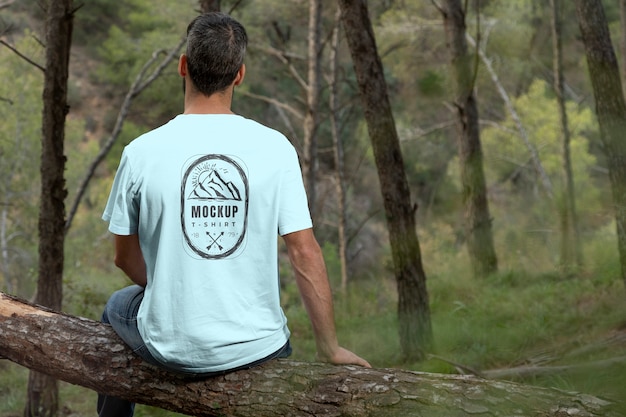 Человек в макете футболки на природе