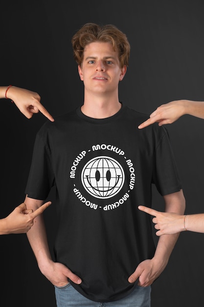 PSD person wearing t-shirt mock-up and pointing