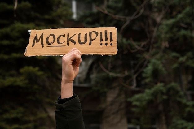 Человек с макетом вывески из переработанного материала