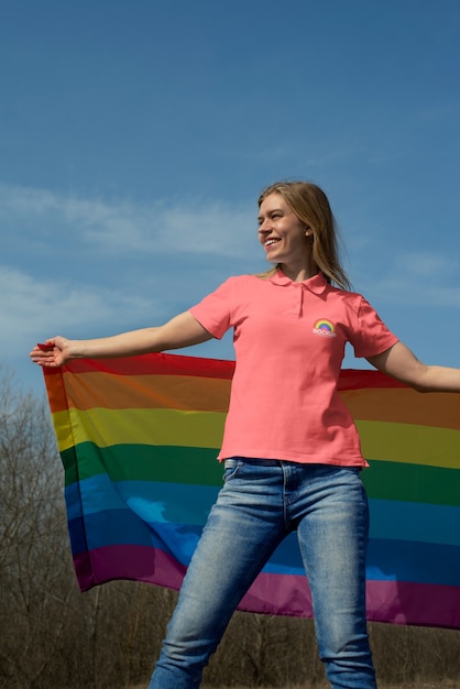 Persoon buiten met trots regenboogvlag