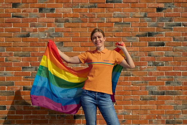 Persoon buiten met trots regenboogvlag