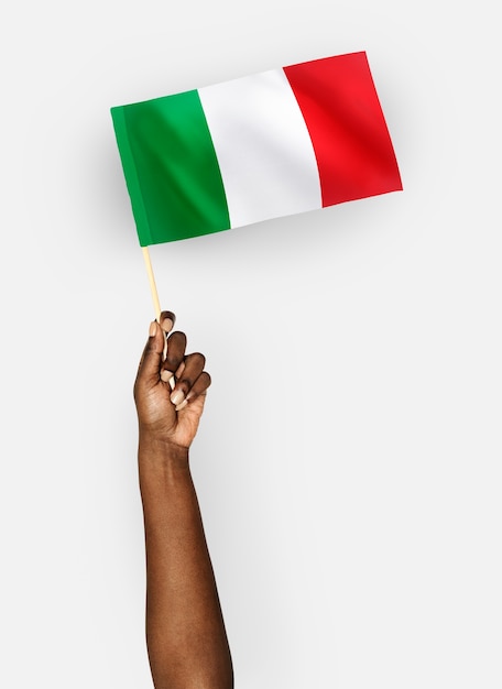 Persoon die de vlag van de Italiaanse Republiek zwaaien