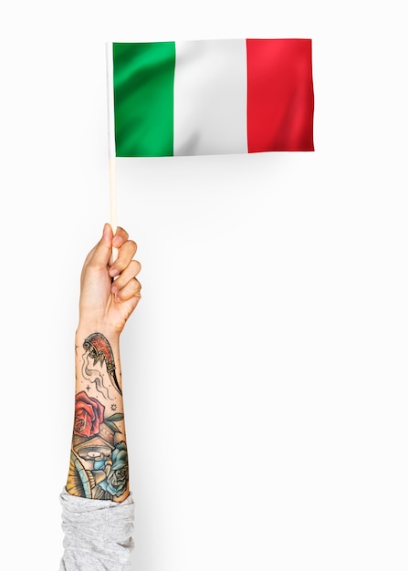 Persoon die de vlag van de Italiaanse Republiek zwaaien