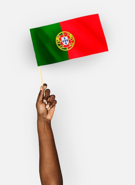 PSD persoon die de vlag van de portugese republiek zwaaien