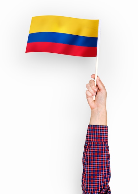 Persoon die de vlag van de Republiek Colombia zwaaien