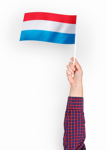 PSD persoon die de vlag van het groothertogdom luxemburg zwaait