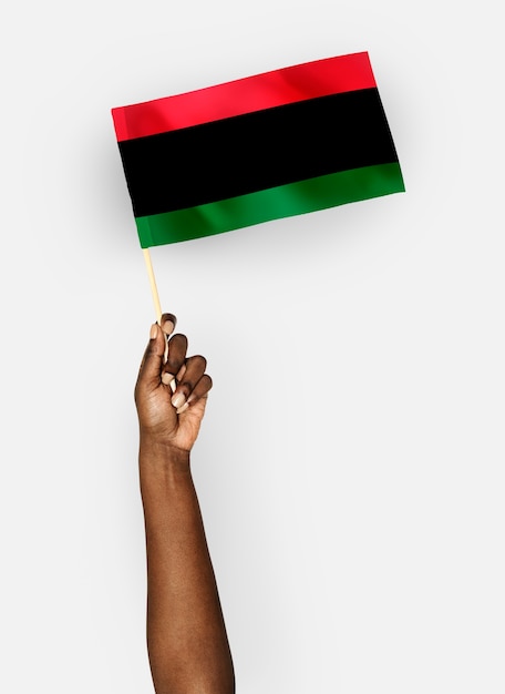 Persoon die de vlag van Pan-African-vlag golft