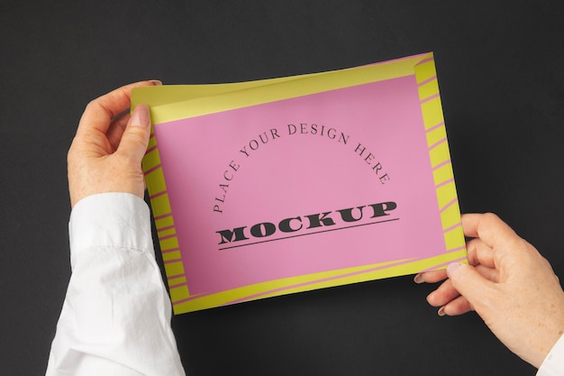 Persoon die documentmodel in handen houdt
