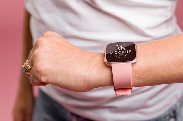 PSD persoon die een mock-up smartwatch draagt