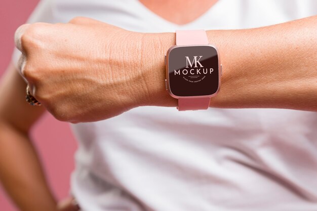 Persoon die een mock-up smartwatch draagt