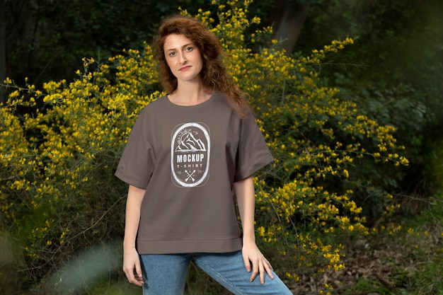 PSD persoon die een mock-up t-shirt buiten in de natuur draagt