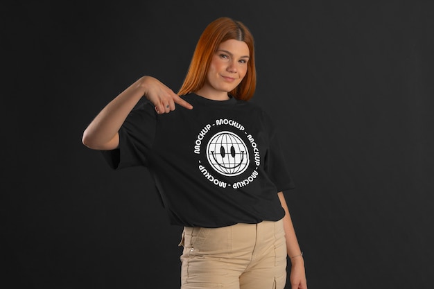 Persoon die een t-shirtmodel draagt en wijst
