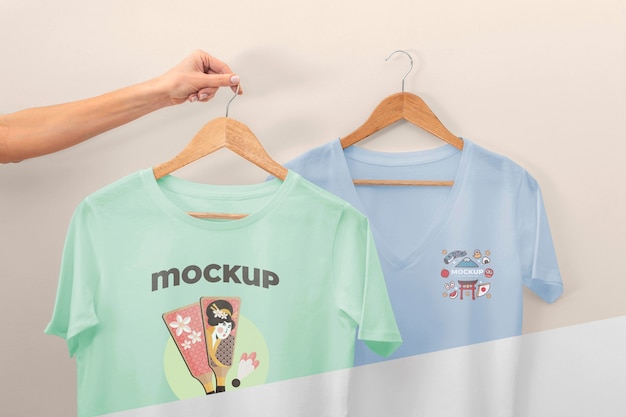 Persoon die japanse t-shirts mock-up houdt