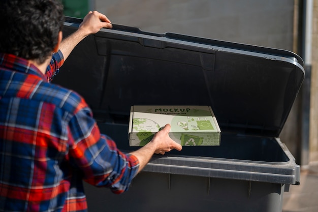 PSD persoon die vuilnis weggooit in een recyclingbak