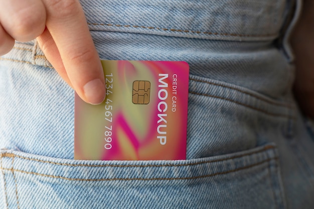 Persoon met creditcardmodel in kledingzak