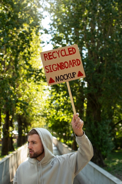 Persoon met een mock-up van een gerecycled bord