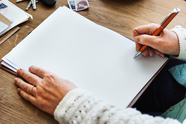 persoon schrijven op laptop