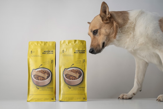 Mock-up di sacchetti di cibo per animali domestici con cane