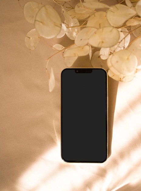 Mockup estetico del telefono con ombre morbide e lunari