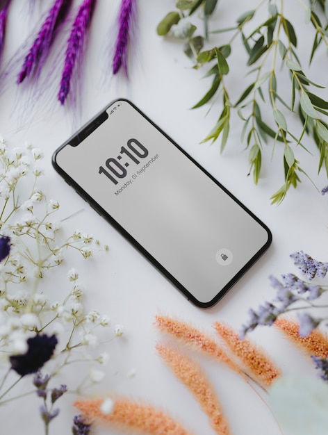 Mockup del telefono incorniciato da un mazzo di fiori colorati secchi