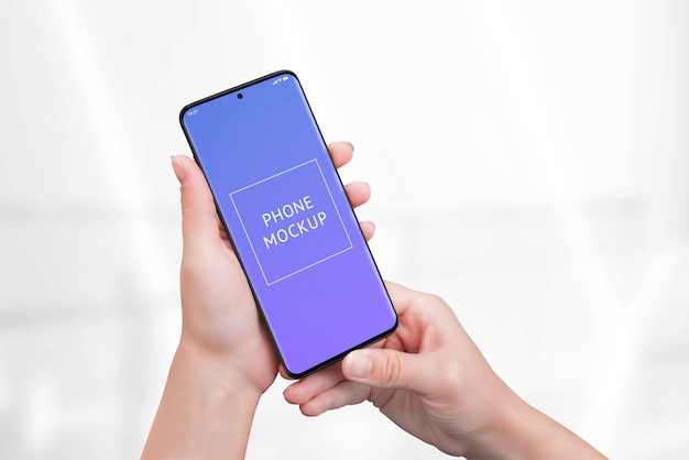 Mockup di telefono nelle mani di donna.