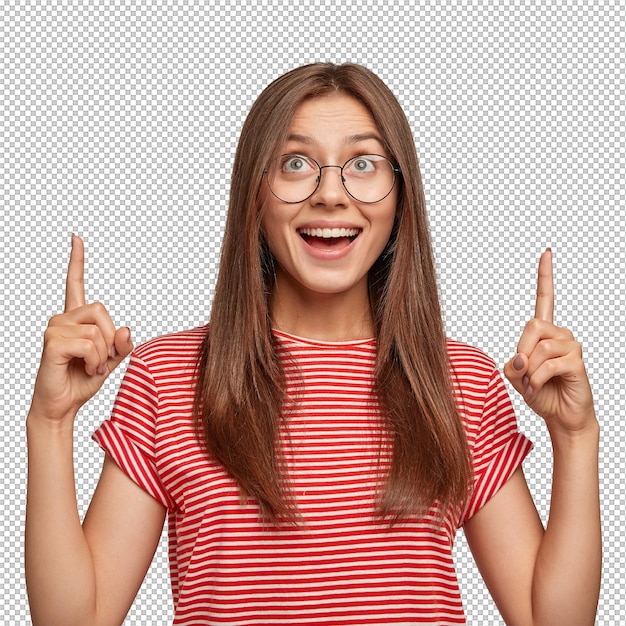 魅力的な黒髪の若いヨーロッパの女性の写真は、上向きに素晴らしいコピースペースについて話します