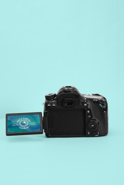 Fotocamera con sfondo blu mockup