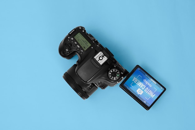 PSD fotocamera con sfondo blu mockup