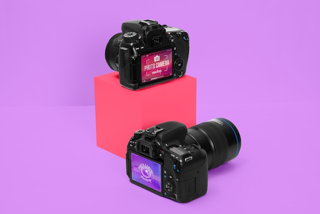 紫色の背景のモックアップと写真のカメラ