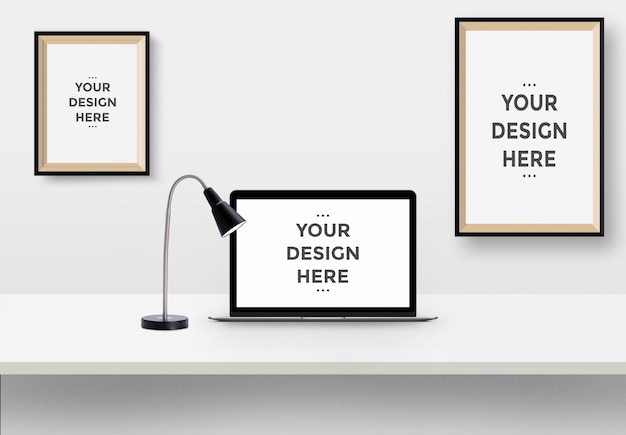 フォトフレームとデスクのモックアップ上のノートブック