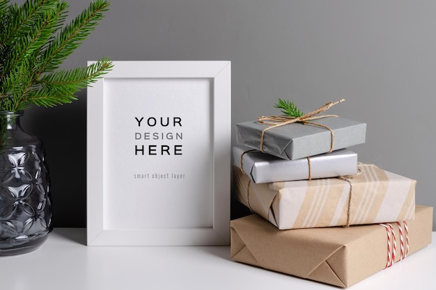 회색 벽 위에 장식된 크리스마스 선물 상자가 있는 사진 또는 포스터 프레임 모형