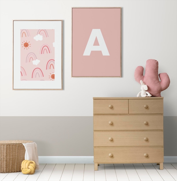 Cornice per foto mockup psd appesa nell'arredamento della camera dei bambini interni