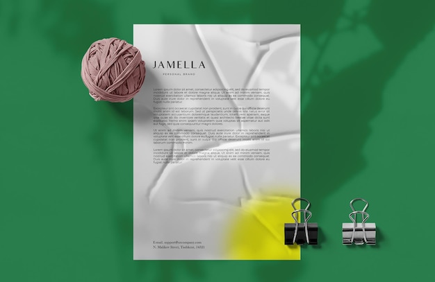 Лист бумаги с желтой этикеткой, на которой написано «jamlla».