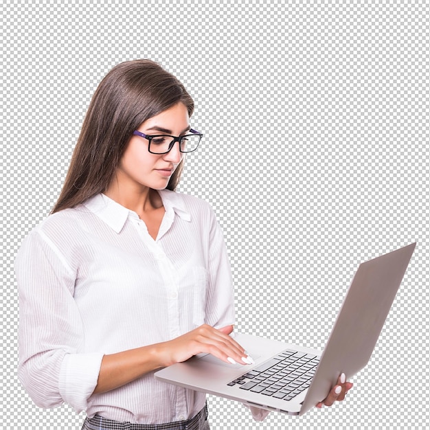 Piękna młoda studentka w białej koszuli używa laptopa odizolowanego na białym