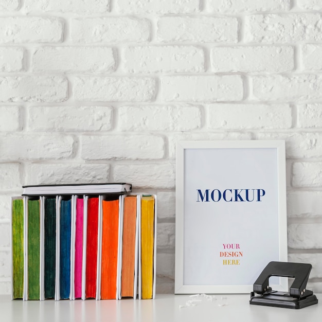 Pila di libri con cornice mock-up